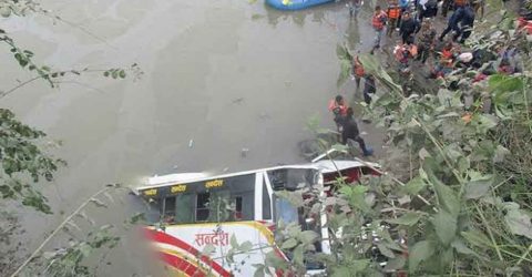 নেপালে নিয়ন্ত্রণ হারিয়ে বাস নদীতে পড়ে নিহত ১৭