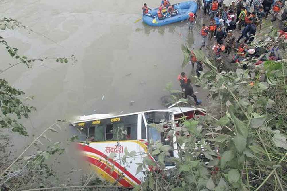 নেপালে নিয়ন্ত্রণ হারিয়ে বাস নদীতে পড়ে নিহত ১৭