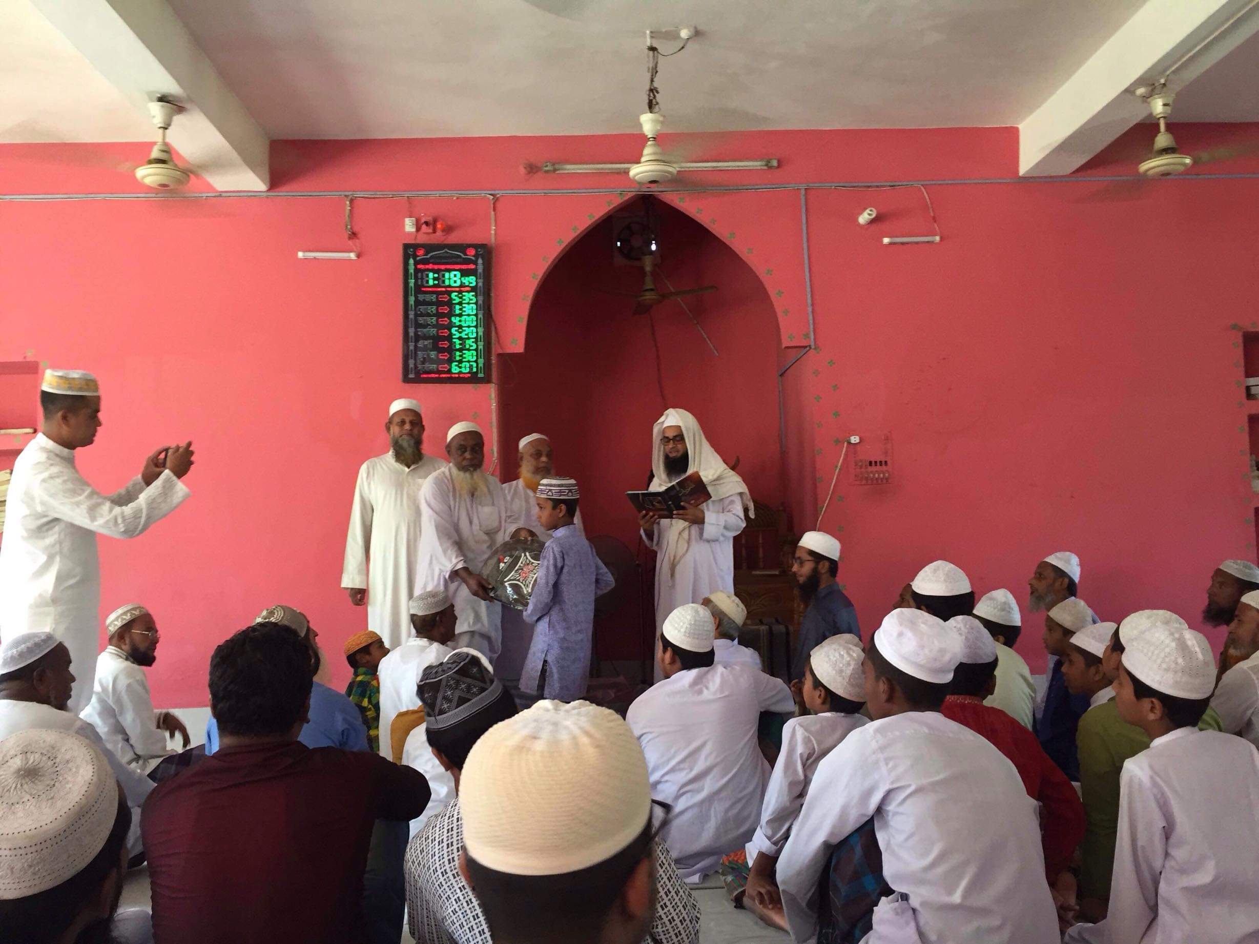 নামাজে আকৃষ্ট করতে প্রবাসীর উদ্যোগঃ টানা ৪০দিন নামাজ আদায় করে কিশোররা পেল স্কুল ব্যাগ
