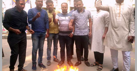 দৈনিক সংগ্রাম পুড়িয়েছে ছাত্রলীগ।