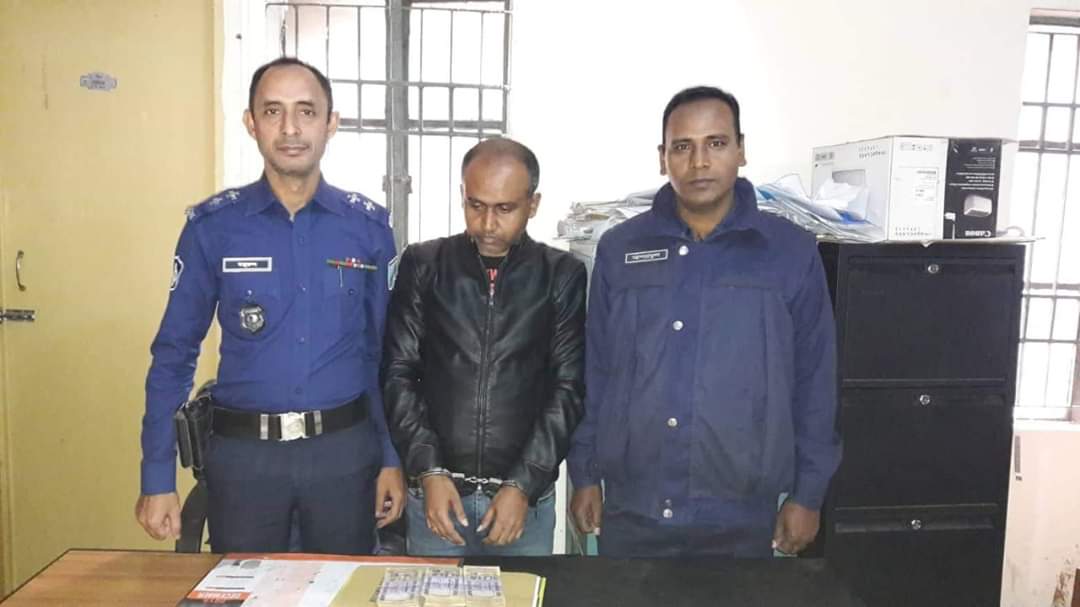 শ্রীপুরে হাসপাতাল থেকে টাকা চুরির ঘটনায় আসামী গোপালগঞ্জ থেকে গ্রেফতার।