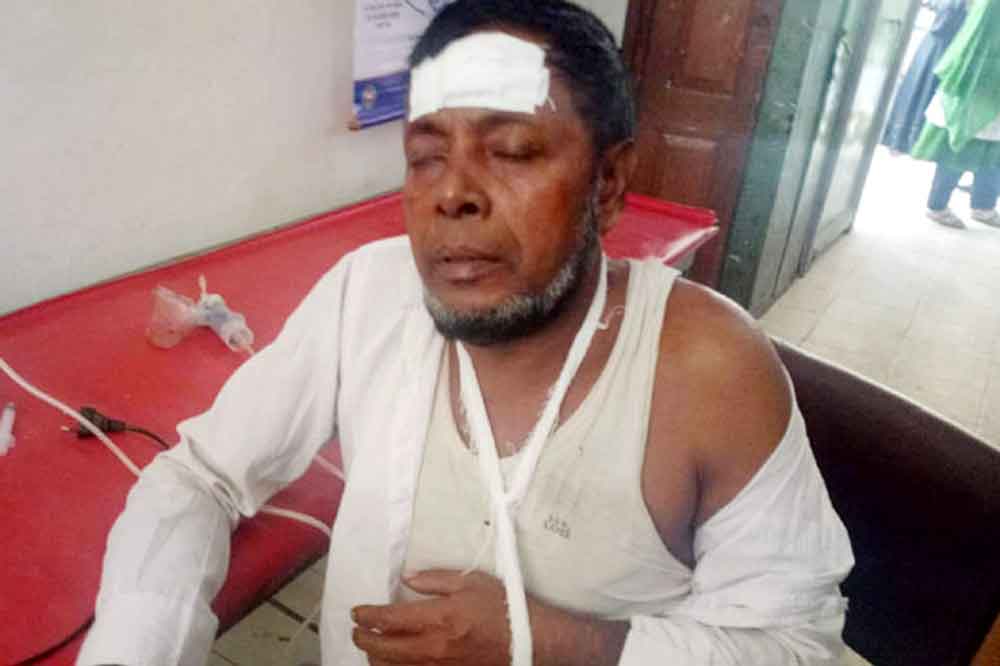 আওয়ামী লীগের নেতাকে নগ্ন করে পেটালেন ছাত্রলীগ নেতা