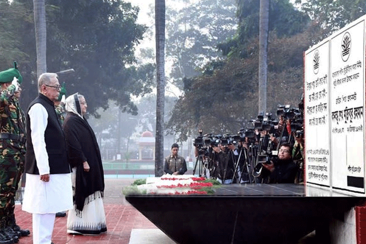 বুদ্ধিজীবী স্মৃতিসৌধে রাষ্ট্রপতি ও প্রধানমন্ত্রীর শ্রদ্ধা