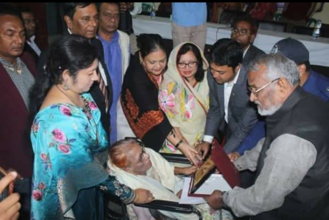 ঈশ্বরদীতে বেগম রোকেয়া দিবসে রত্নাগর্ভা সম্মাননা প্রদান।