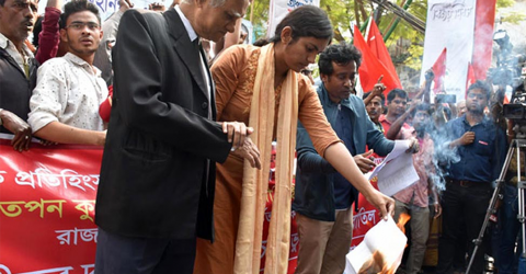রাজাকারের তালিকা পোড়ালেন মুক্তিযোদ্ধা