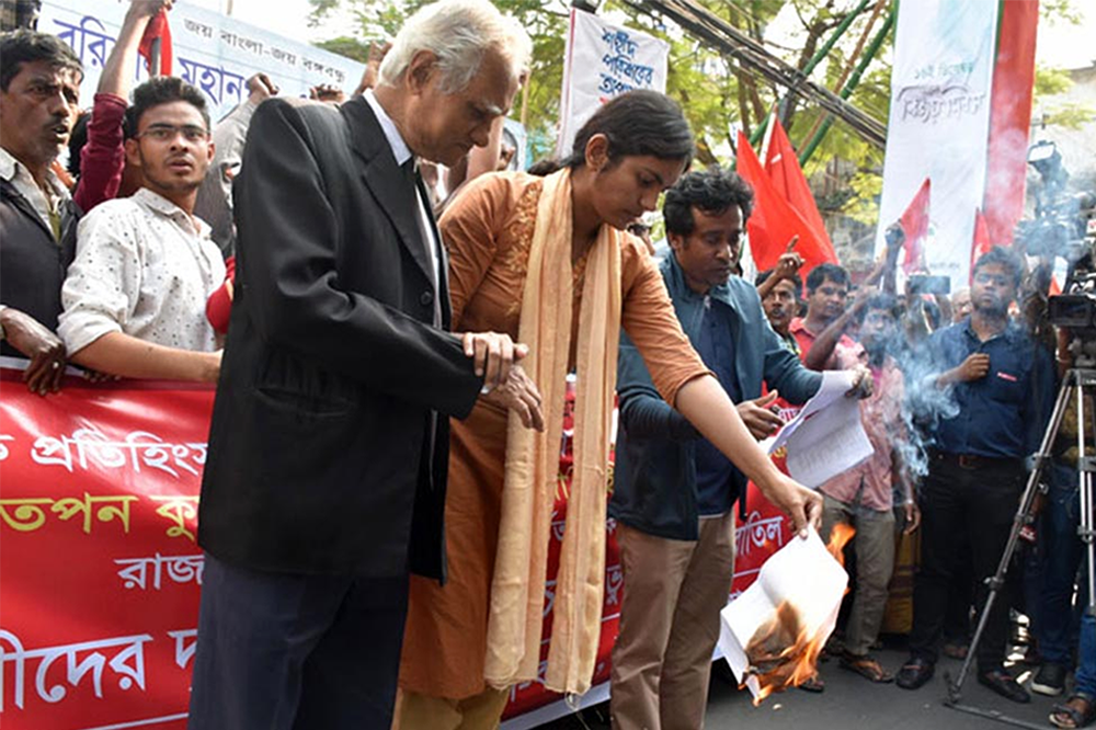 রাজাকারের তালিকা পোড়ালেন মুক্তিযোদ্ধা