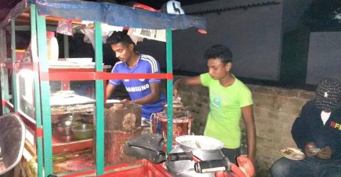 ঈশ্বরদীতে ভাপা ও চিতই পিঠা বিক্রির ধুম