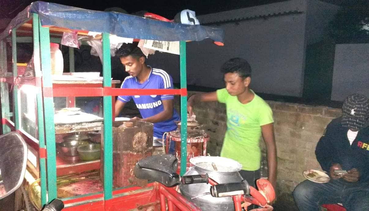 ঈশ্বরদীতে ভাপা ও চিতই পিঠা বিক্রির ধুম