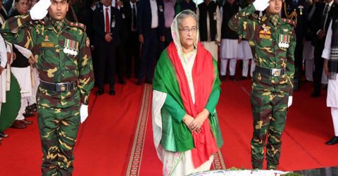 ধানমণ্ডিতে বঙ্গবন্ধুর প্রতিকৃতিতে প্রধানমন্ত্রীর শ্রদ্ধা