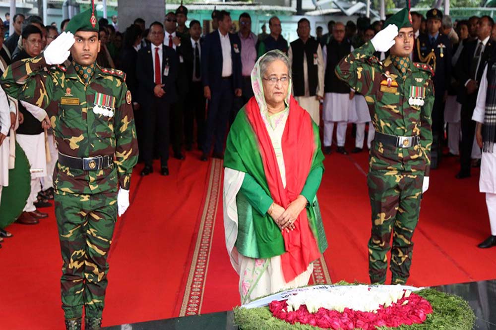 ধানমণ্ডিতে বঙ্গবন্ধুর প্রতিকৃতিতে প্রধানমন্ত্রীর শ্রদ্ধা
