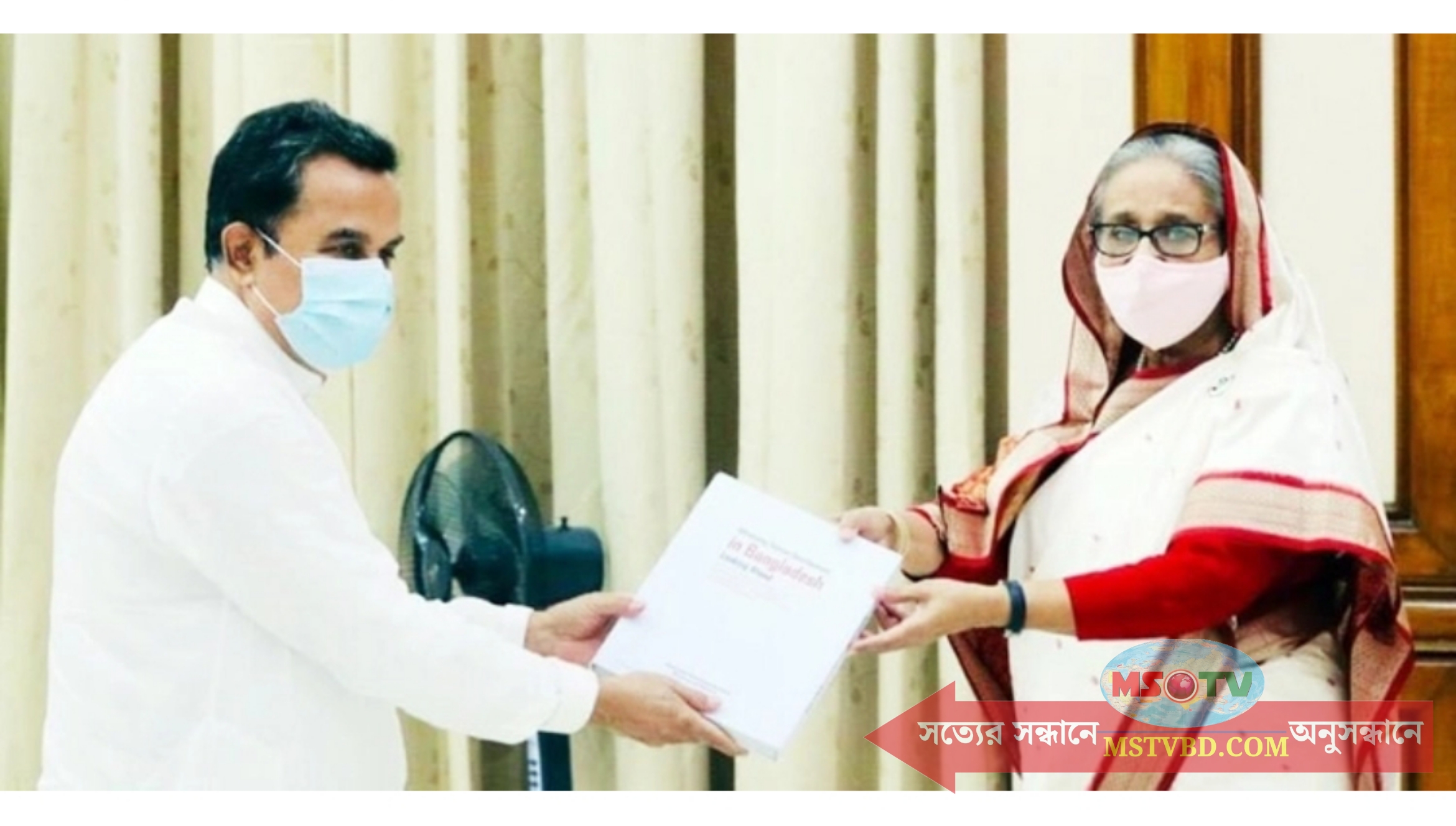 প্রধানমন্ত্রীর কাছে জাতীয় মানব উন্নয়ন প্রতিবেদন হস্তান্তর