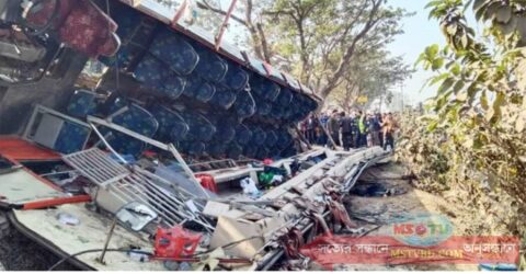 সিরাজগঞ্জে ভ্যানের ওপর বাস উল্টে পড়ে ৪ জনের মৃত্যু