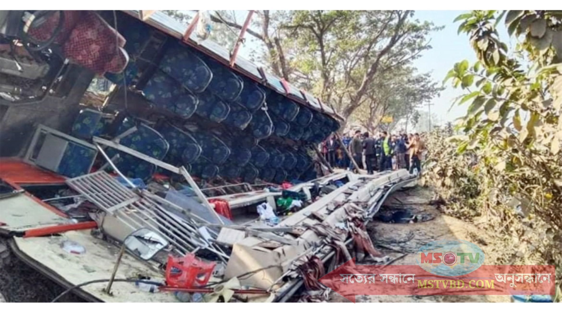 সিরাজগঞ্জে ভ্যানের ওপর বাস উল্টে পড়ে ৪ জনের মৃত্যু