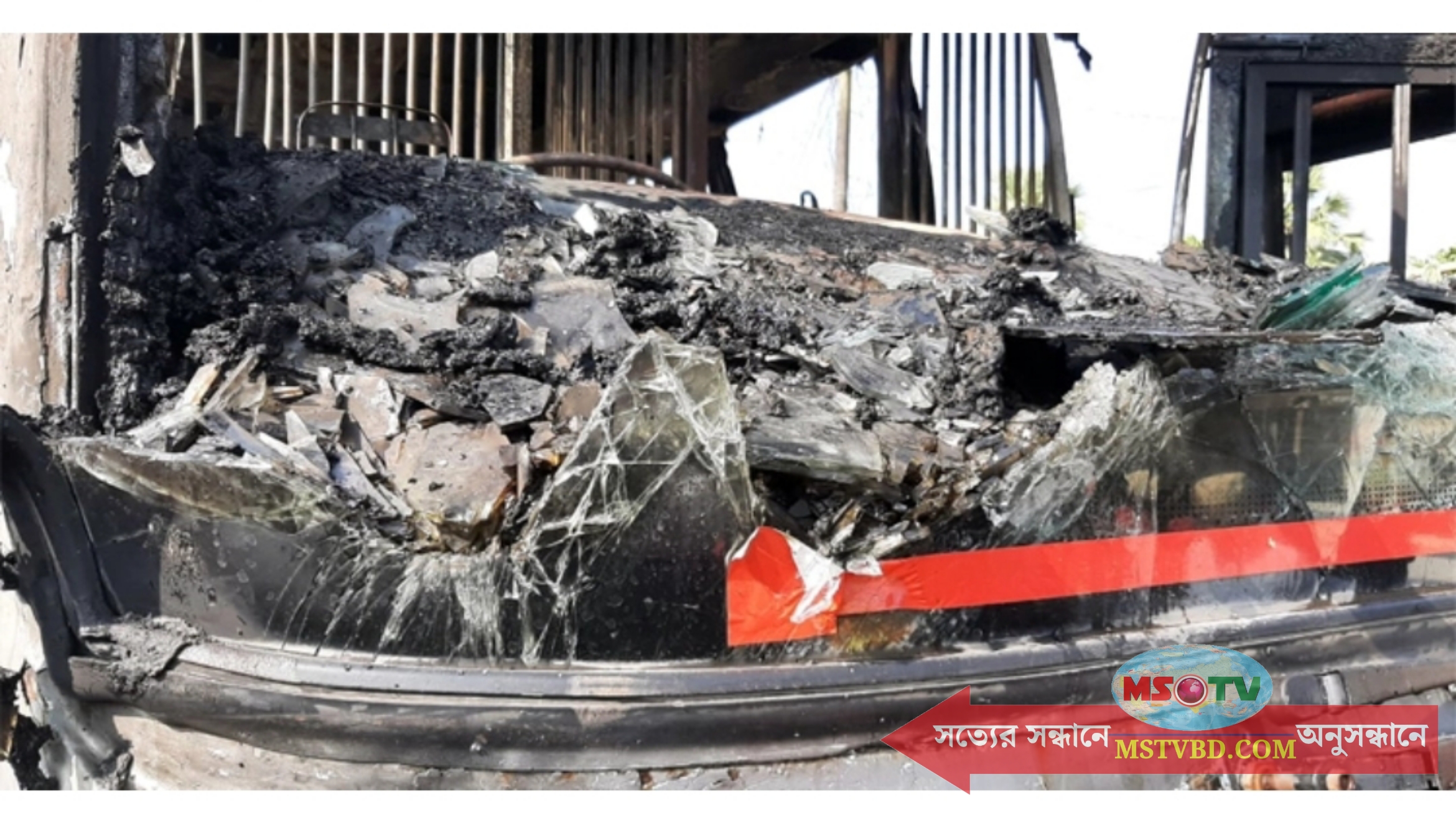 মাদারীপুরে বাসের ধাক্কায় ইজিবাইক যাত্রী নিহত, বাসে আগুন