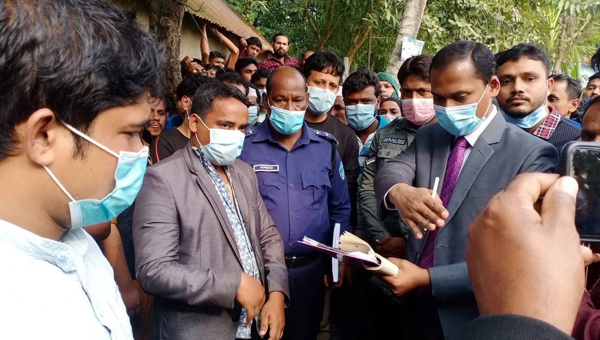 কসবায় মসজিদে টাকা দিয়ে ভোট কিনতে গিয়ে যুবক আটক