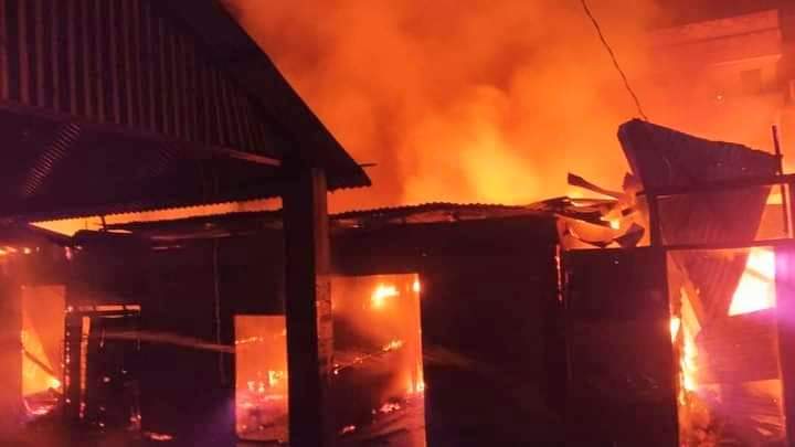 কসবার কুটি বাজারে ভয়াবহ অগ্নিকাণ্ডে ৩০ দোকান পুড়ে ছাই