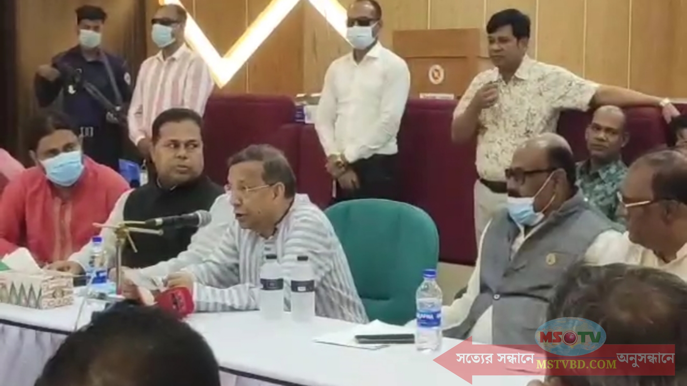 উচ্চ তেলের দাম নিয়ন্ত্রণে সরকার ব্যবস্থা গ্রহণ করছে: আইনমন্ত্রী