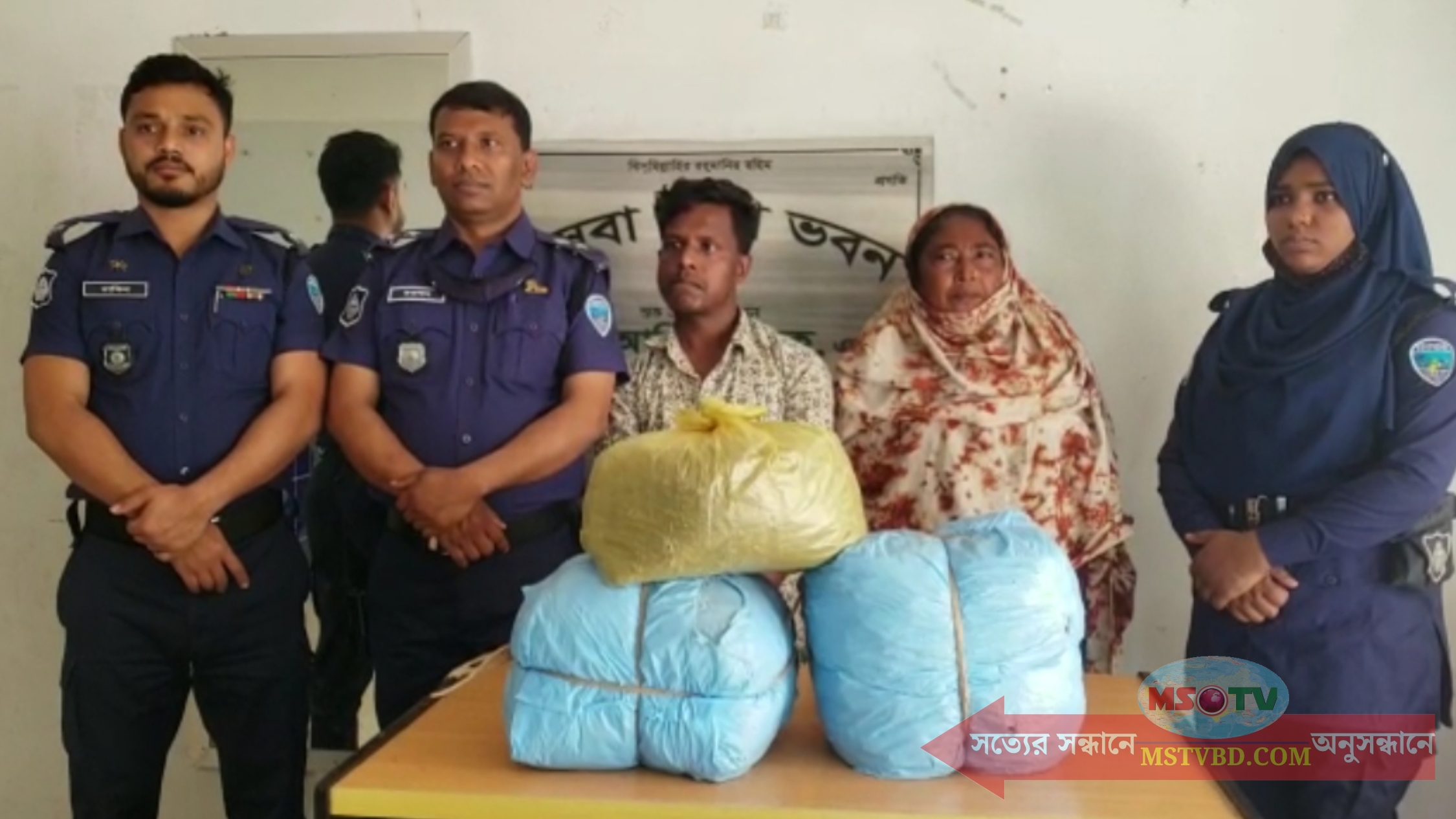 কসবায় ৩০ কেজি গাঁজাসহ দুই মাদক ব্যবসায়ী গ্রেফতার