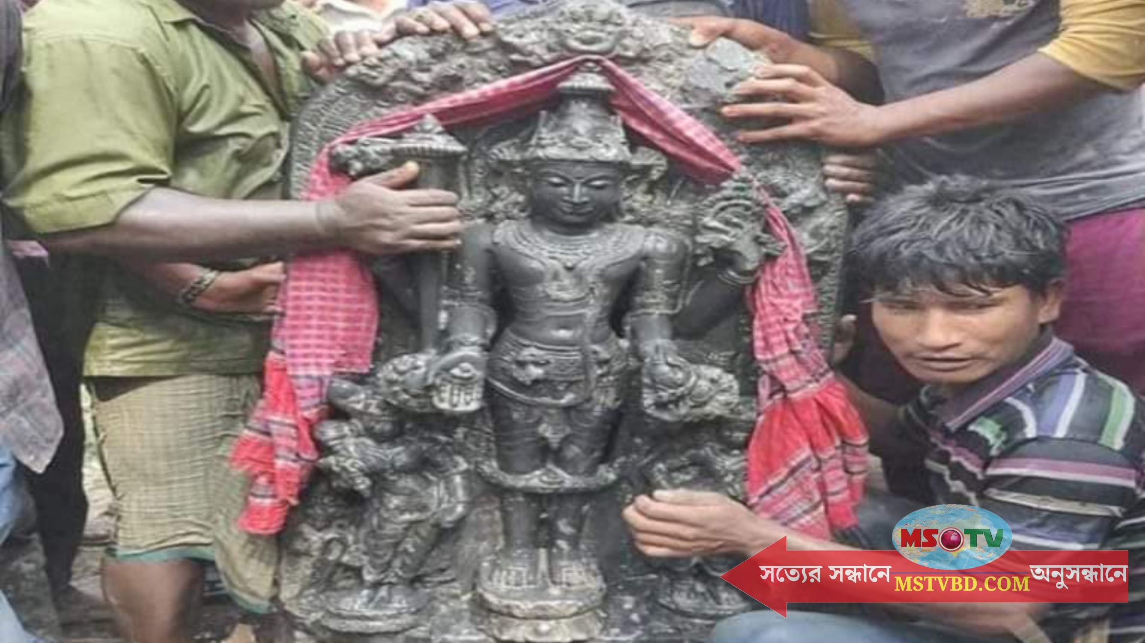 দিনাজপুরে পুকুর খুঁড়তেই মিললো ২১৫ কেজি ওজনের মূর্তি