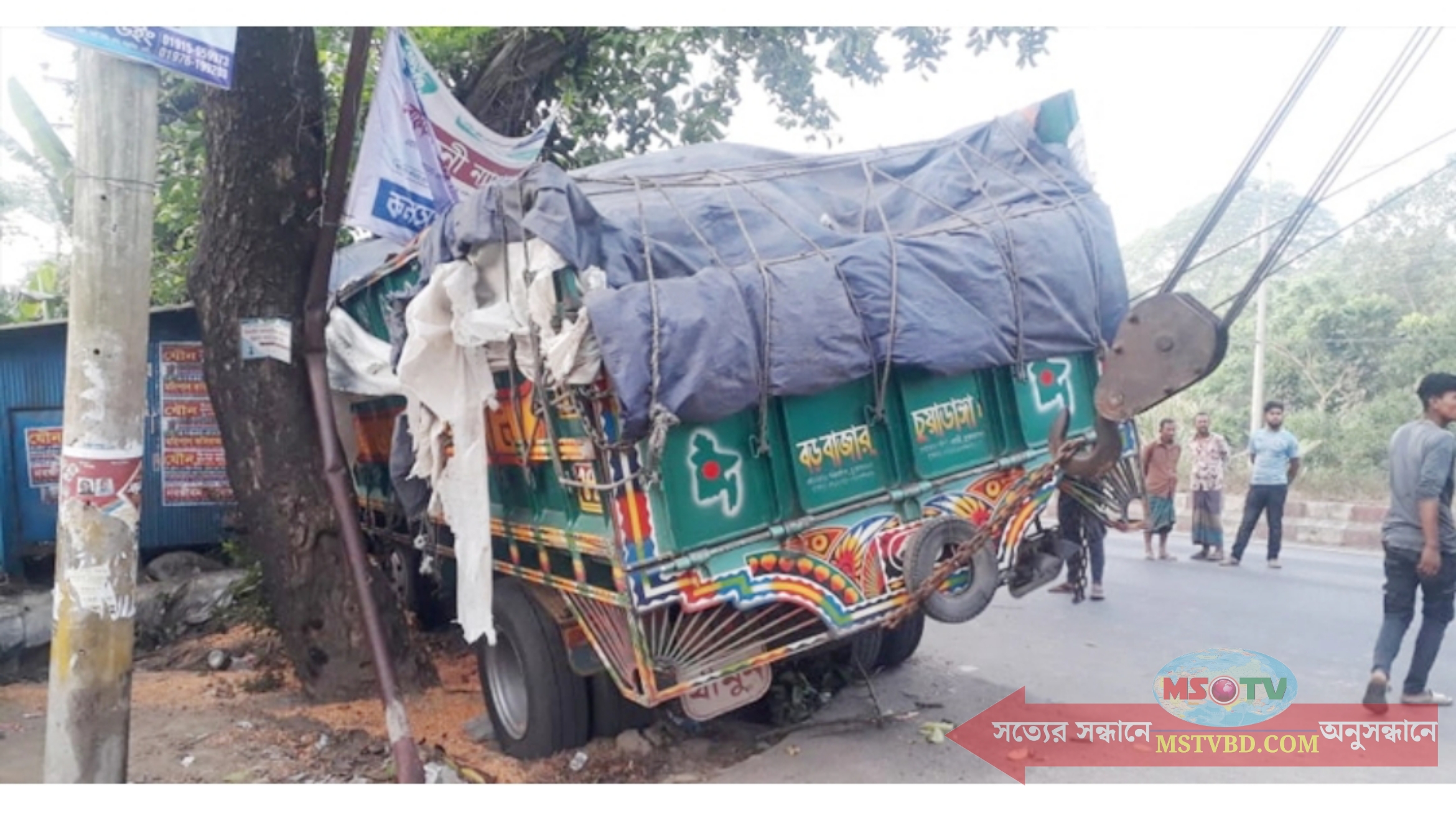 ফেনীতে গাছের সঙ্গে ট্রাকের ধাক্কা, চালক নিহত