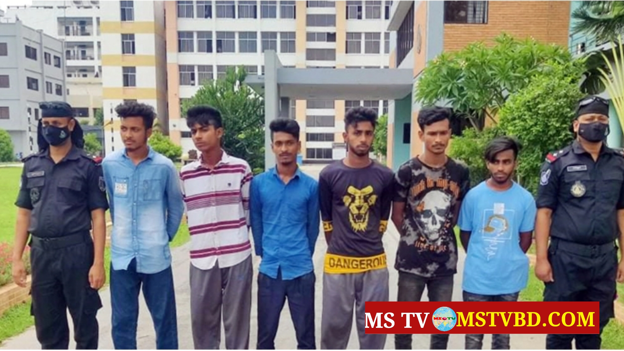 নারায়ণগঞ্জ সোনারগাঁয়ে অস্ত্র-ককটেলসহ আটক ৬