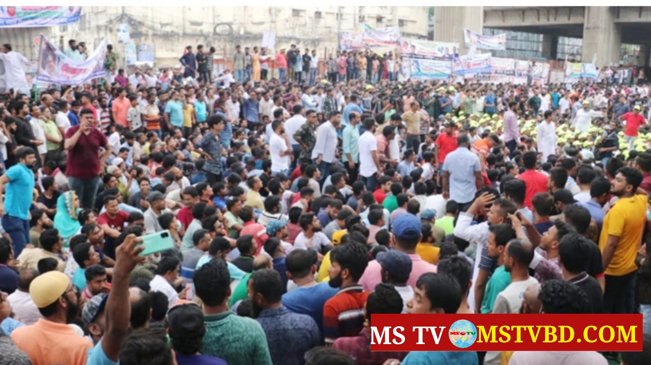 জাতীয় প্রেস ক্লাবের সামনে বিএনপির সমাবেশ, সড়কে যান চলাচল বন্ধ