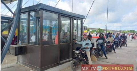 এবার পিকআপ পদ্মা সেতু পার হচ্ছে মোটরসাইকেল