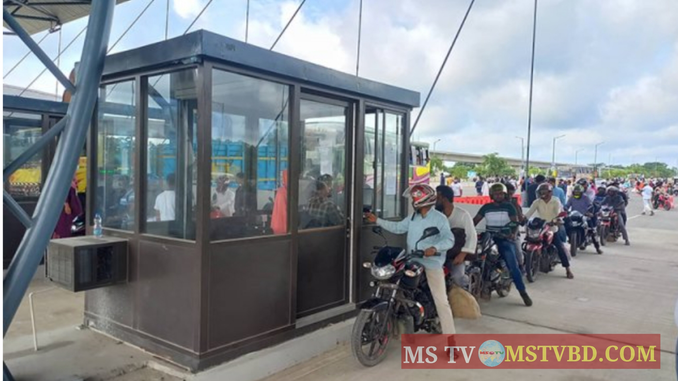 এবার পিকআপ পদ্মা সেতু পার হচ্ছে মোটরসাইকেল