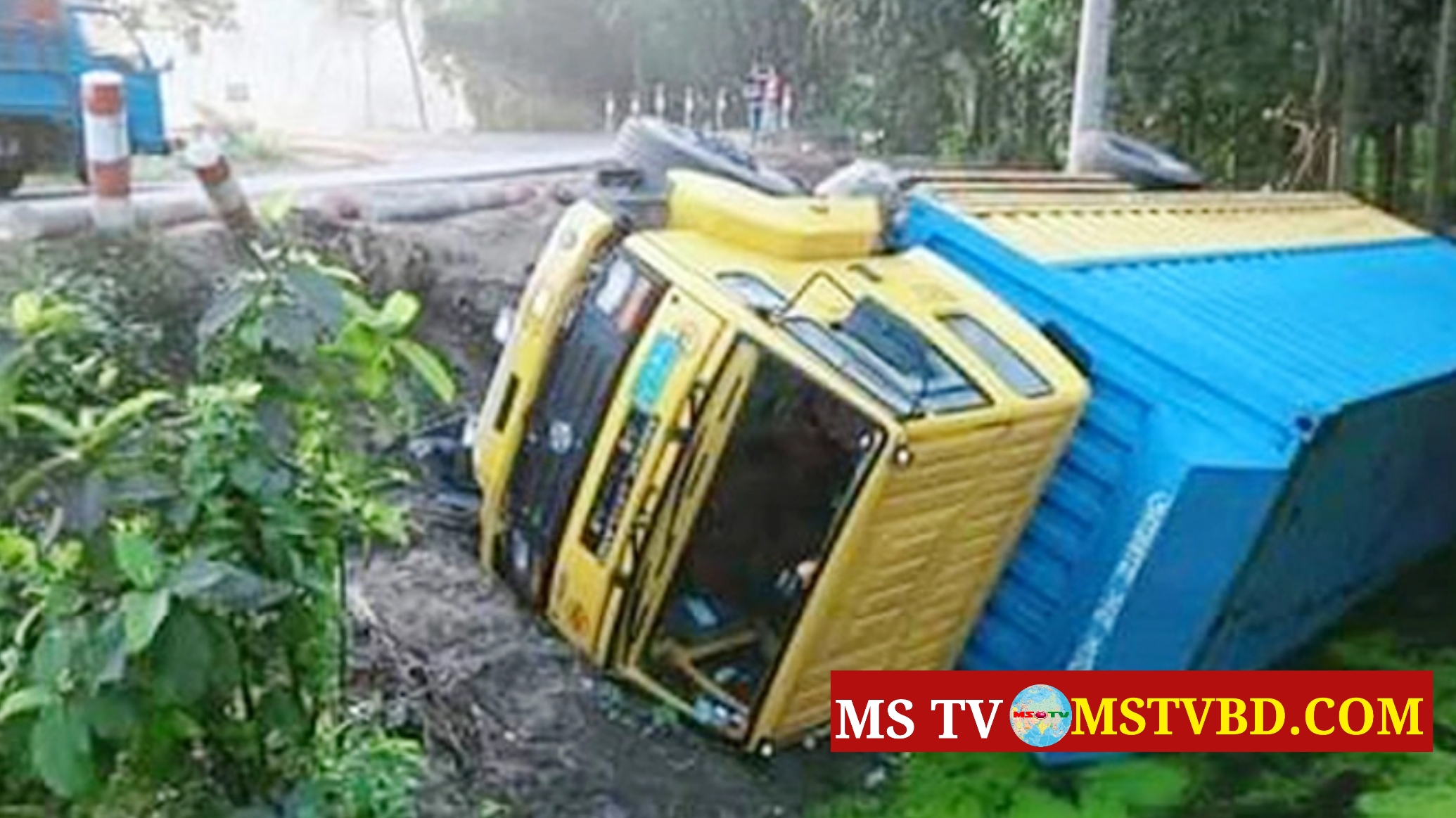 রায়পুরায় নিয়ন্ত্রণহীন কাভার্ডভ্যানের চাপায় নিহত ৪