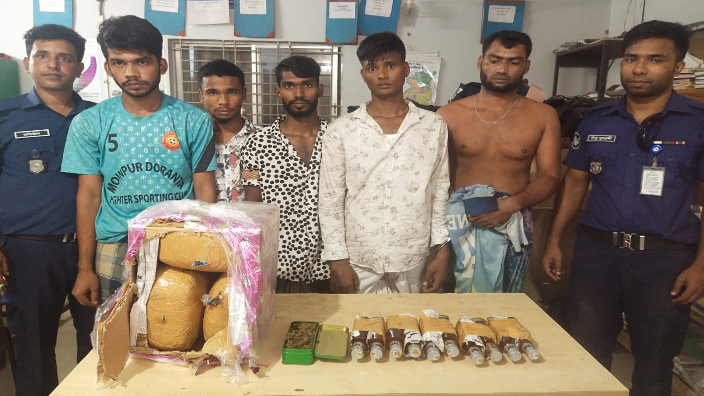 কসবায় ফের গাঁজা বিদেশি মদসহ আটক ৫