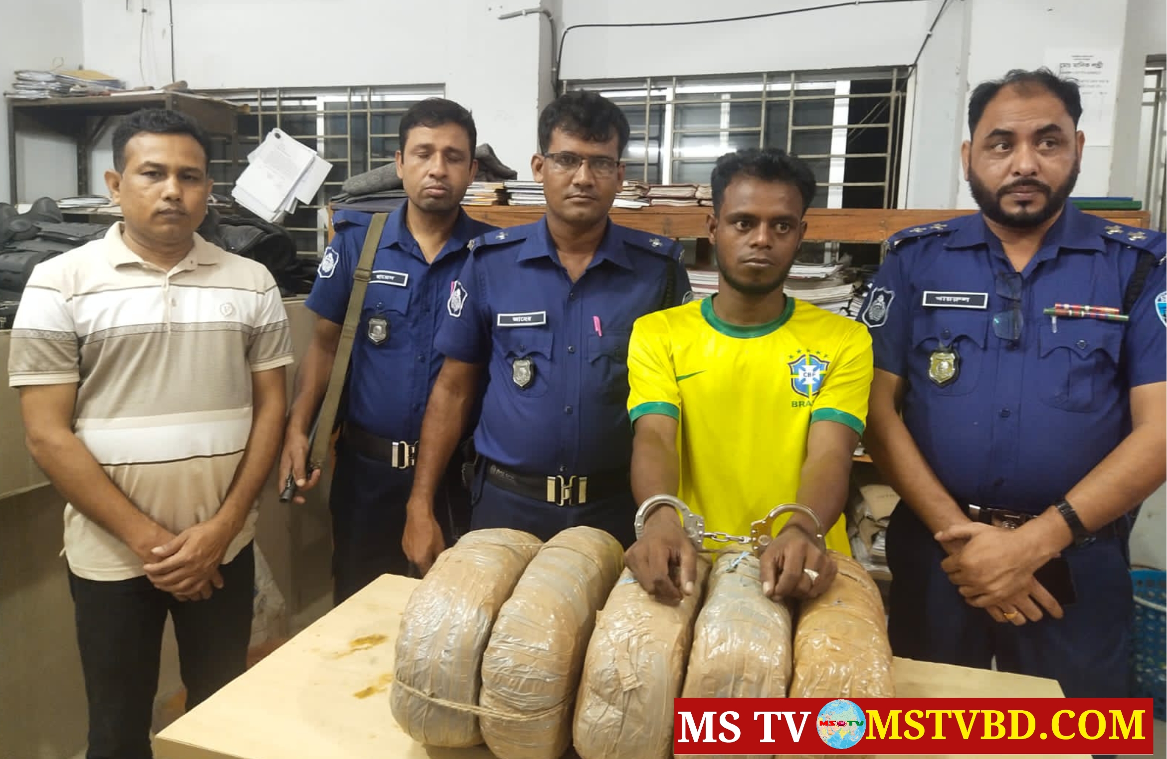 কসবায় ফের ১০ কেজি গাঁজাসহ আটক ১