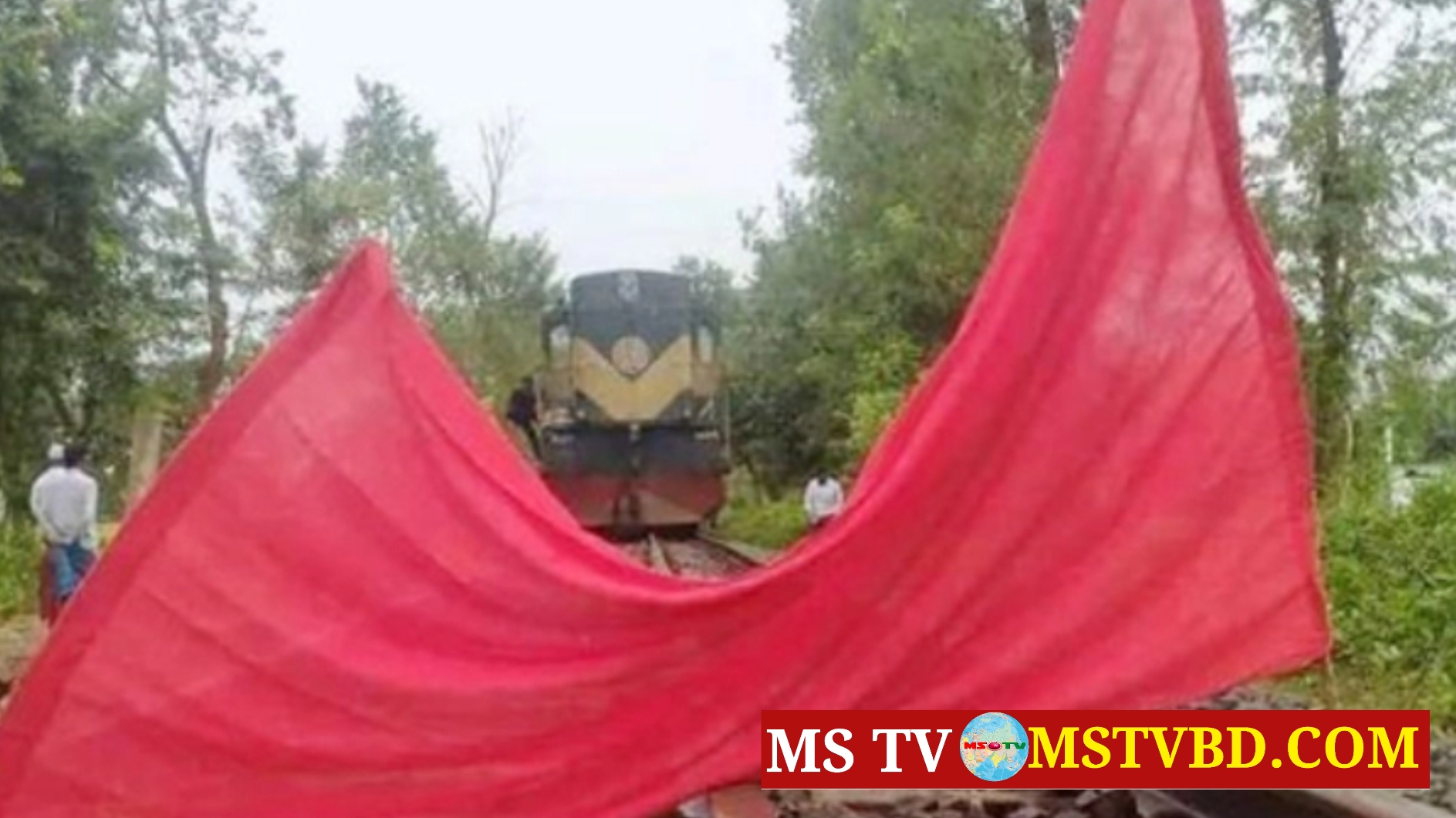 অল্পের জন্য দুর্ঘটনা থেকে রক্ষা পেলো যাত্রীবাহী ট্রেন