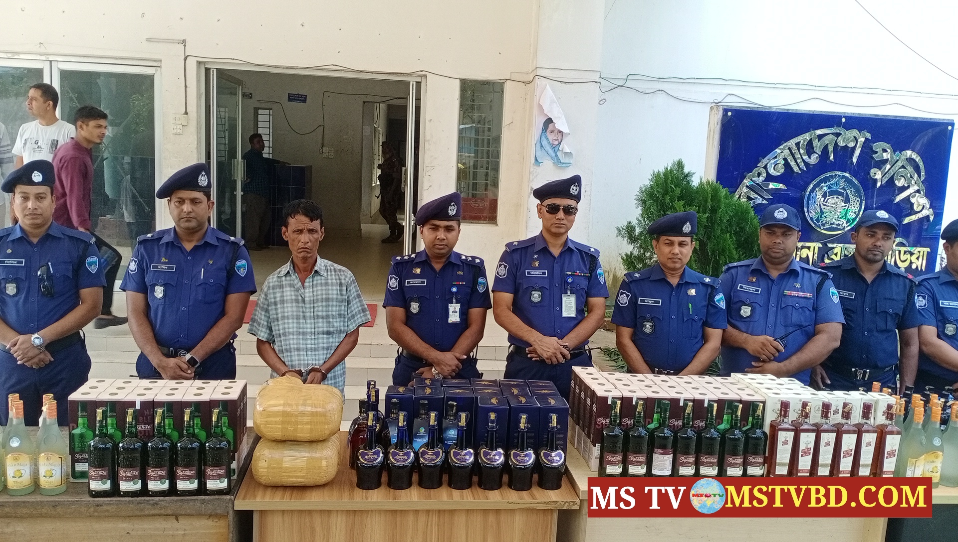কসবায় বিপুল পরিমাণে বিদেশী মদ ও গাঁজাসহ আটক এক