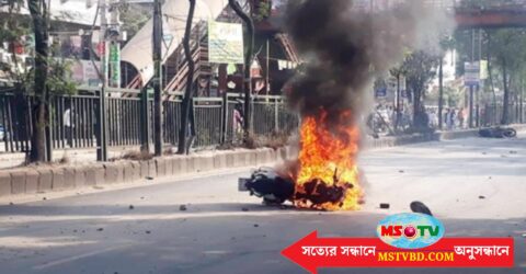 কমলাপুরে ফুটওভার ব্রিজের পাশে দুটি মোটরসাইকেলে আগুন