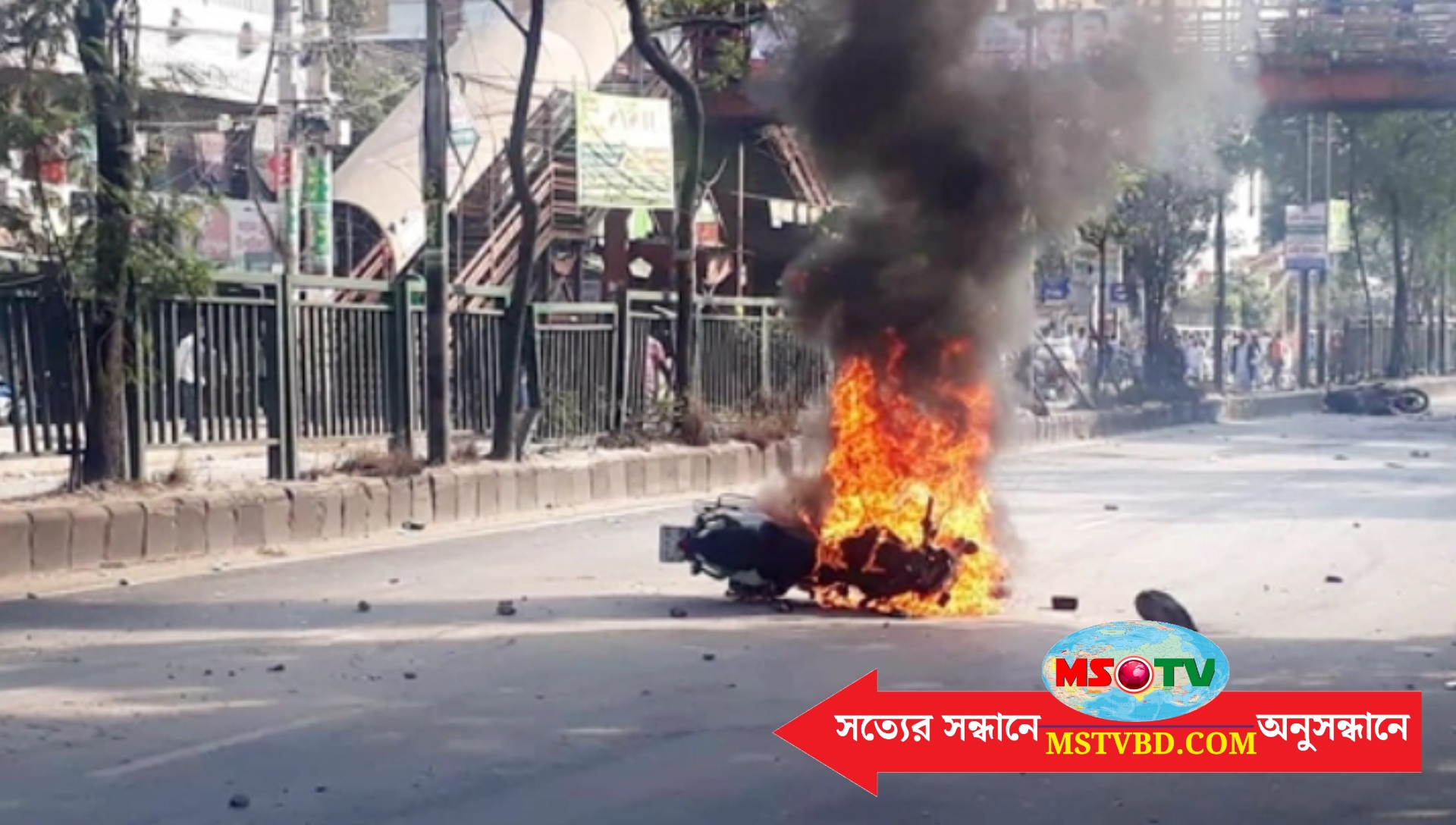 কমলাপুরে ফুটওভার ব্রিজের পাশে দুটি মোটরসাইকেলে আগুন