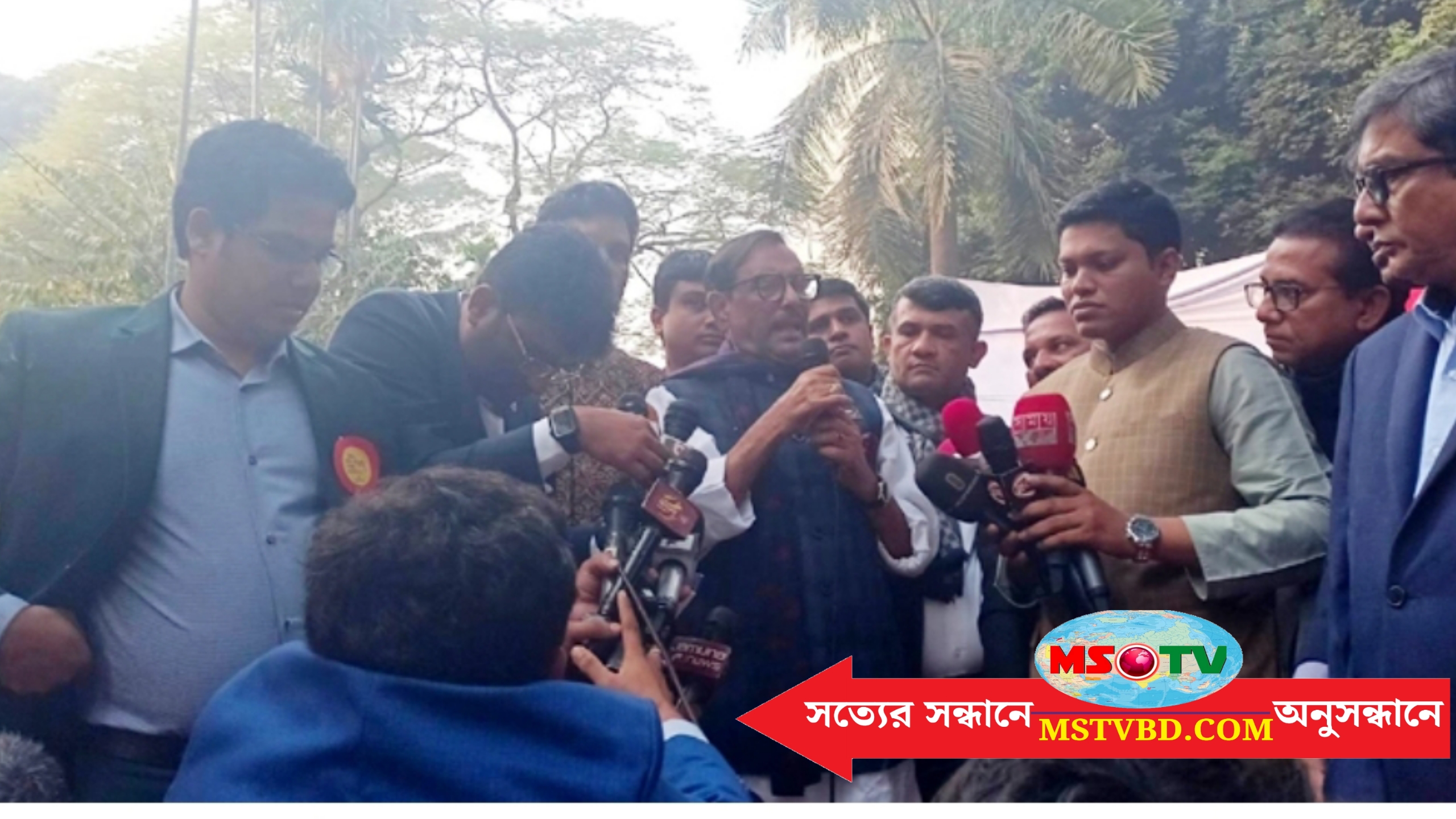 ওবায়দুল কাদেরের বক্তব্যের সময় মঞ্চ ভেঙে পড়ে আহত হয়েছে অনেকে