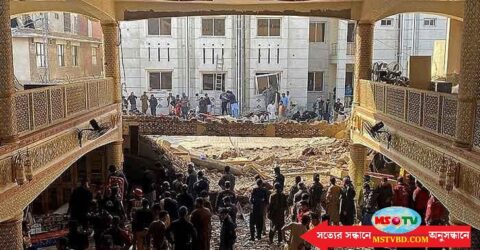পাকিস্তানে মসজিদে নামাজ চলাকালে বোমা হামলায় নিহতের সংখ্যা বেড়ে ৪৪