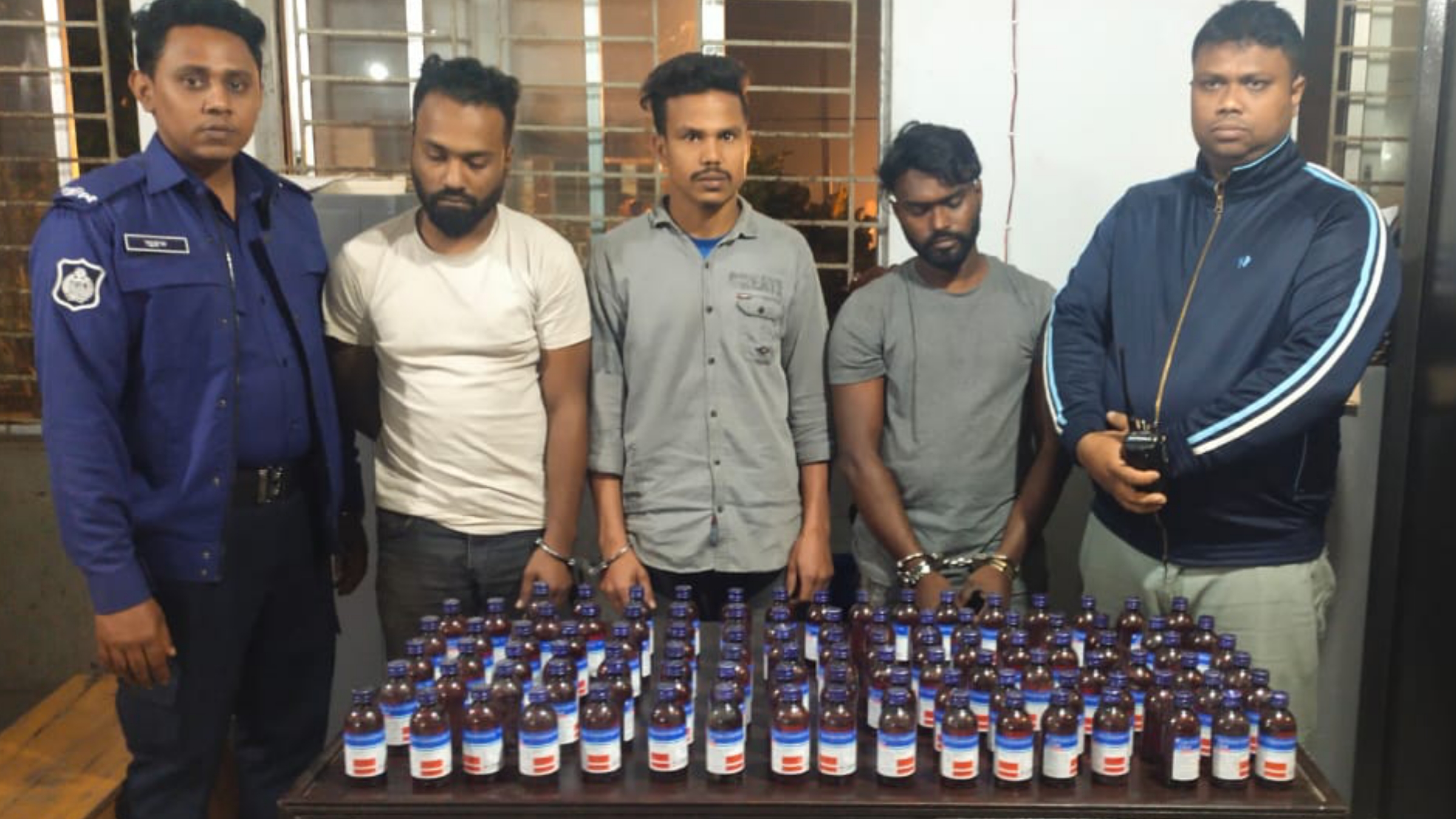 কসবায় বিপুল পরিমাণে স্কফ সিরাপসহ আকট ৩