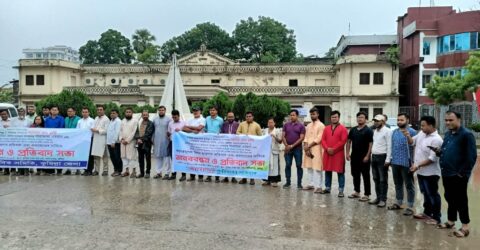 কুমিল্লায় সাংবাদিকদের বিরুদ্ধে মিথ্যা মামলার প্রতিবাদে মানববন্ধন, এমপিকে কড়া হুশিয়ারি