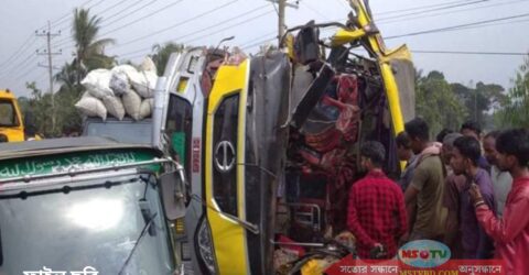 নলছিটিতে বাস ও মাহিন্দ্রার মুখোমুখি সংঘর্ষে নিহত ৩