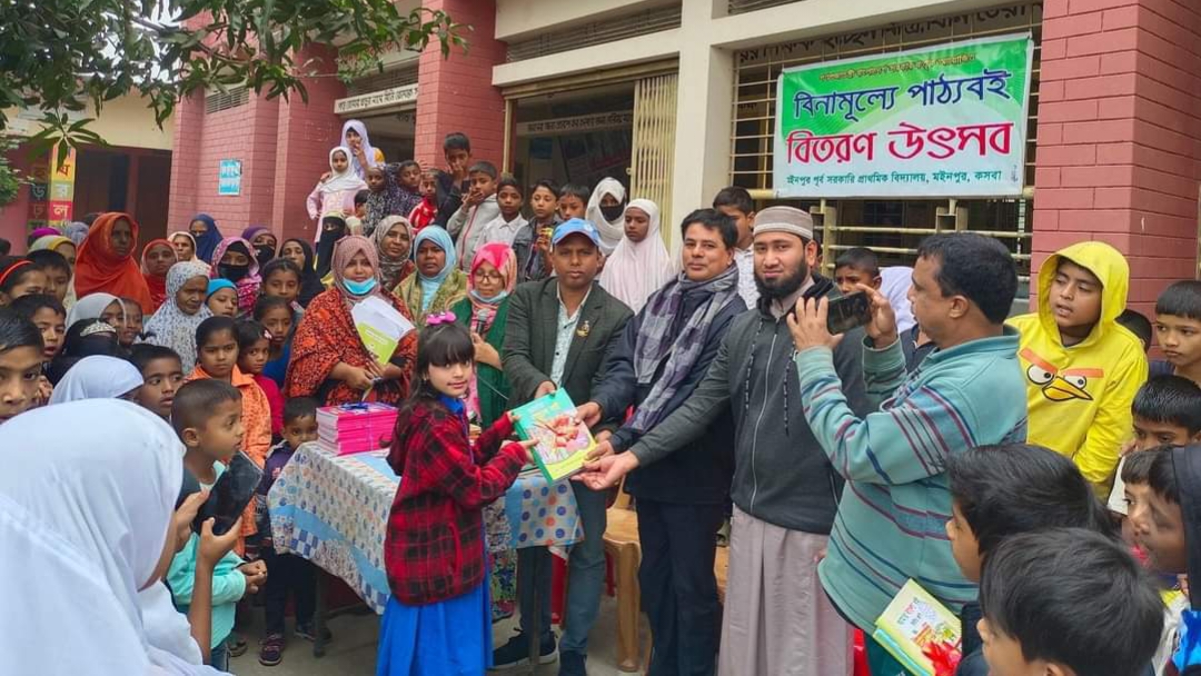 বছরের প্রথম দিনে নতুন বই হাতে পেয়ে উচ্ছ্বসিত শিক্ষার্থীরা