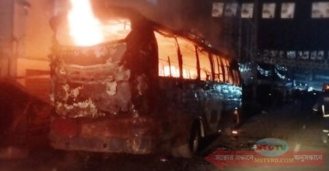 চট্টগ্রামে নির্বাচনী সরঞ্জাম বহনকারী বাসে আগুন দিয়েছে দুর্বৃত্তরা