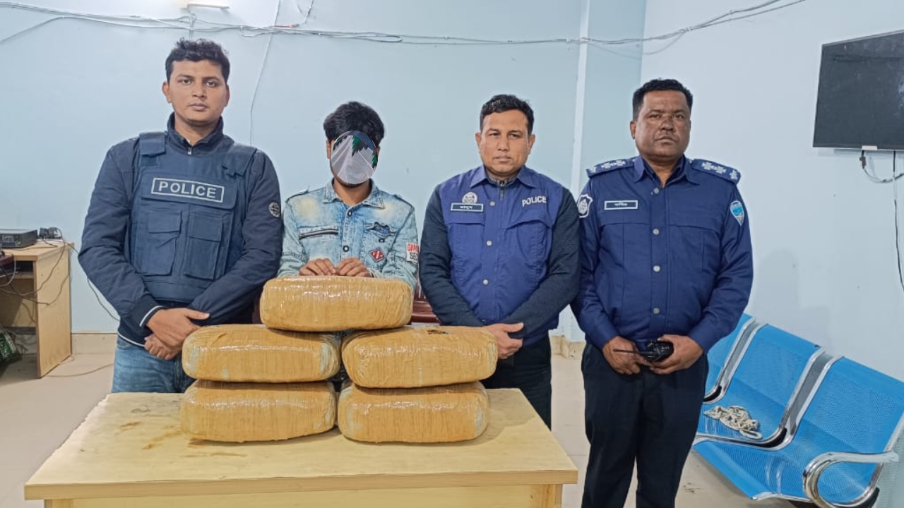 কসবায় ২৫ কেজি গাঁজা ও অটোরিকশাসহ আটক ১