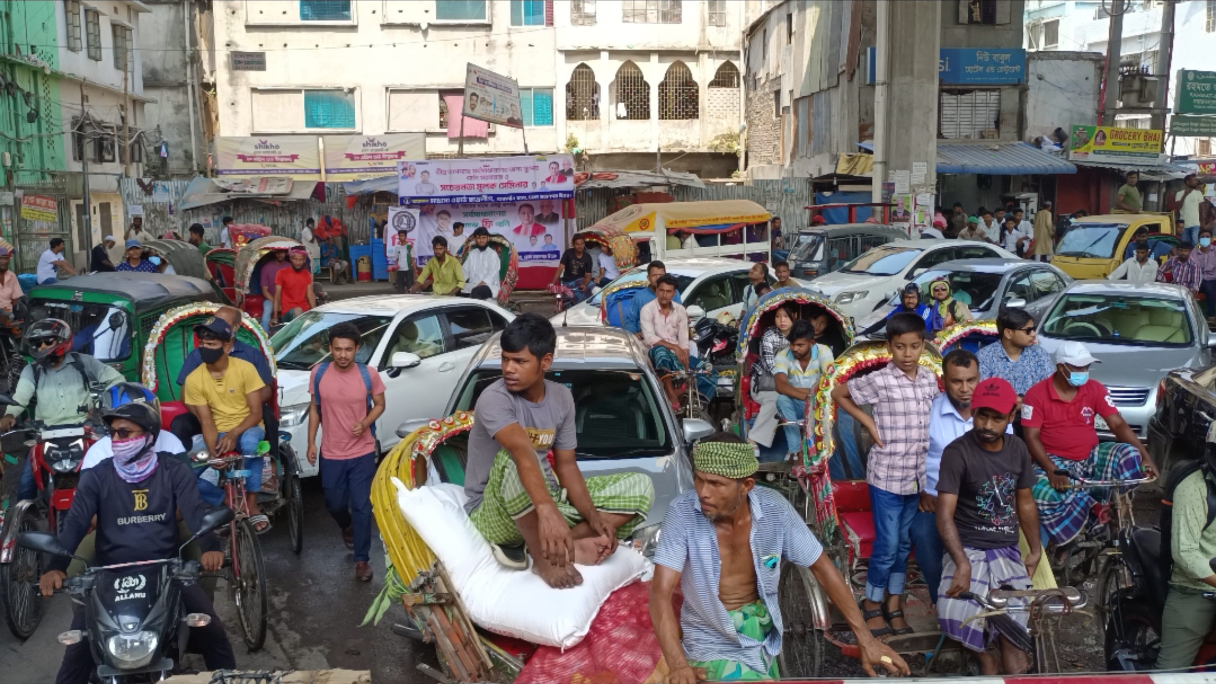 তীব্র গরম থেকে বাংলাদেশ এখনই রেহাই পাচ্ছে না