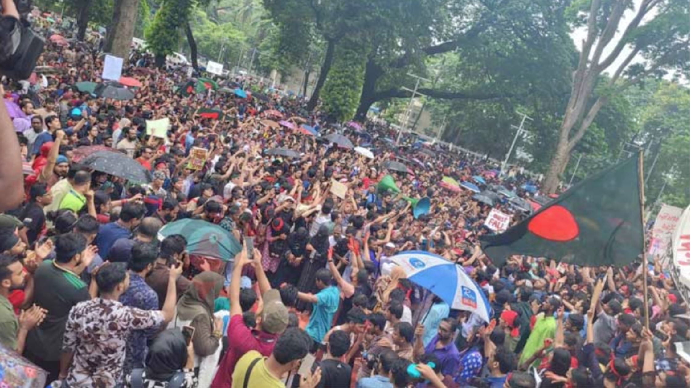 রাজধানীর কেন্দ্রীয় শহীদ মিনারে শিক্ষার্থী জনতার ঢল