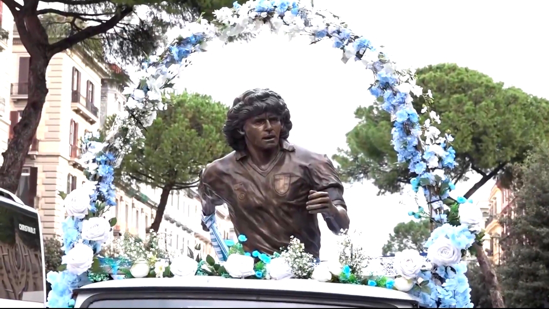 নেপলসের রাস্তায় আবারও ফিরলেন মারাদোনা — এবার ব্রোঞ্জের রূপে