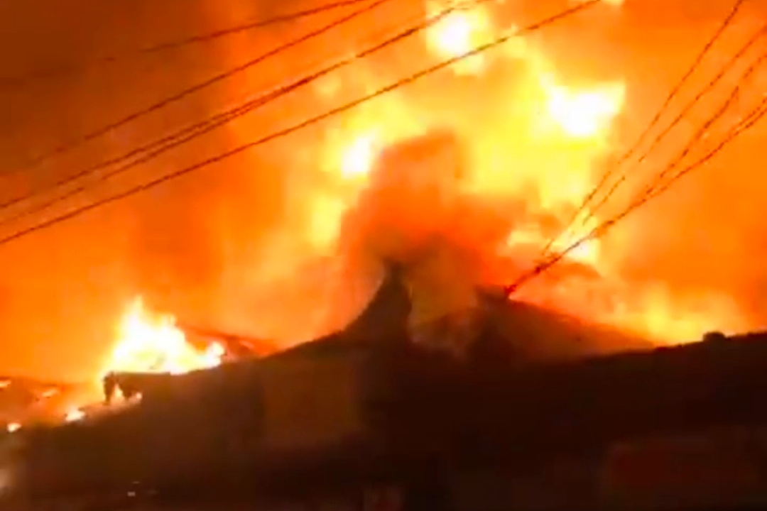 কুটি বাজারে ভয়াবহ অগ্নিকাণ্ডে ১২টি দোকান পুড়ে ছাই